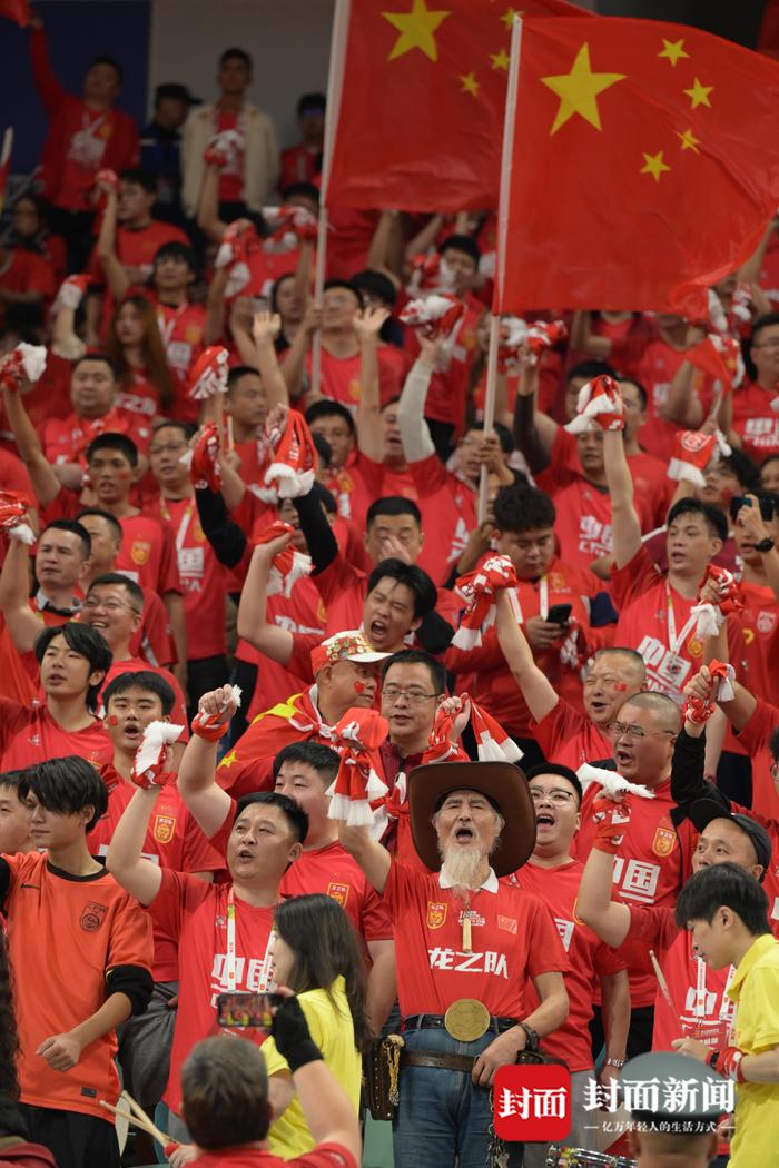 包含沸腾的现场：球迷热情高涨，助威声不断的词条