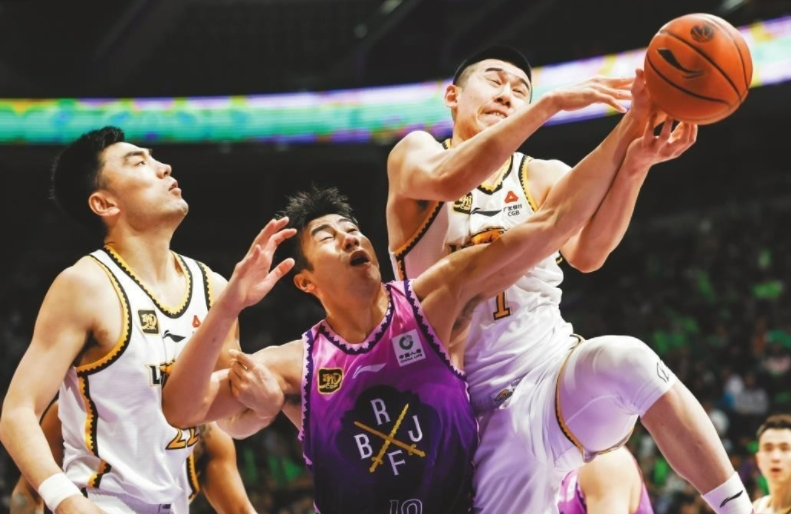 辽宁男篮实力备受瞩目，认真备战