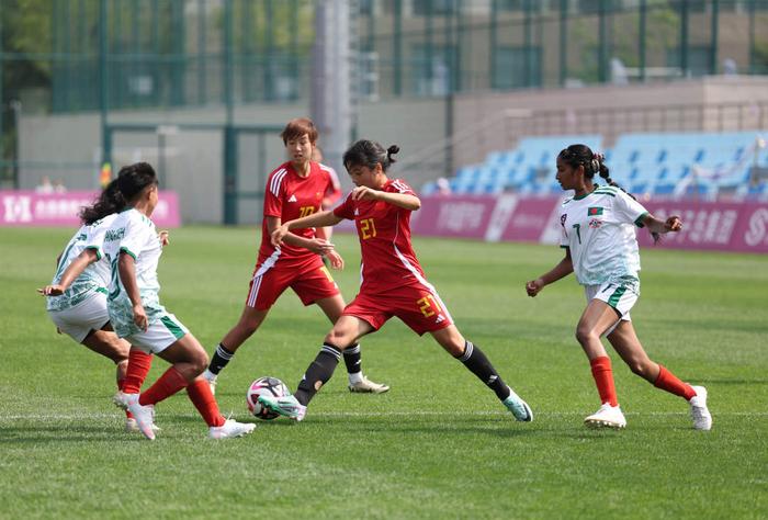 中国女子足球队比赛中，表现出色实现胜利