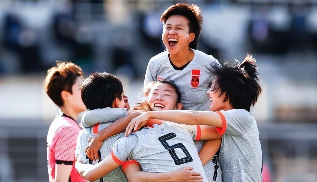 中国女子足球队比赛中，表现出色实现胜利