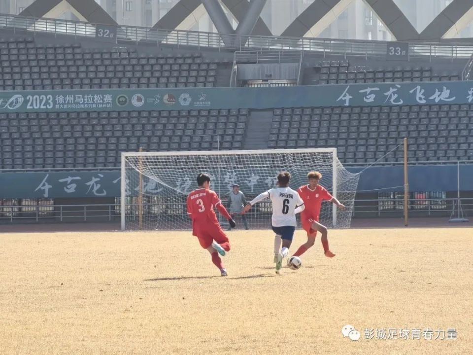 多次传球，球队精湛配合无间